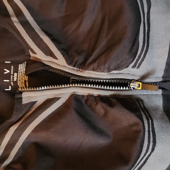 LIVI Sports Bra - Picture 3 of 6